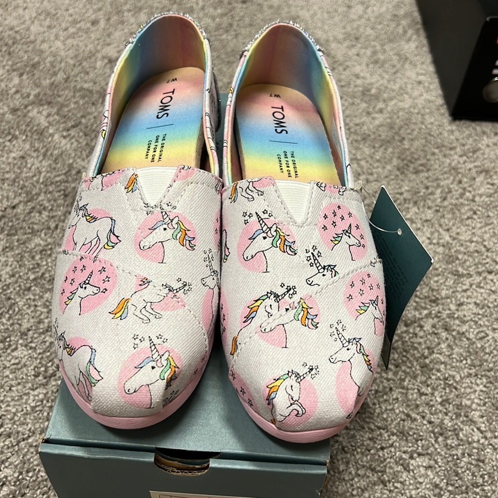 NIB TOMS Classic Pastel Shimmer Unicorn Print sz 7W